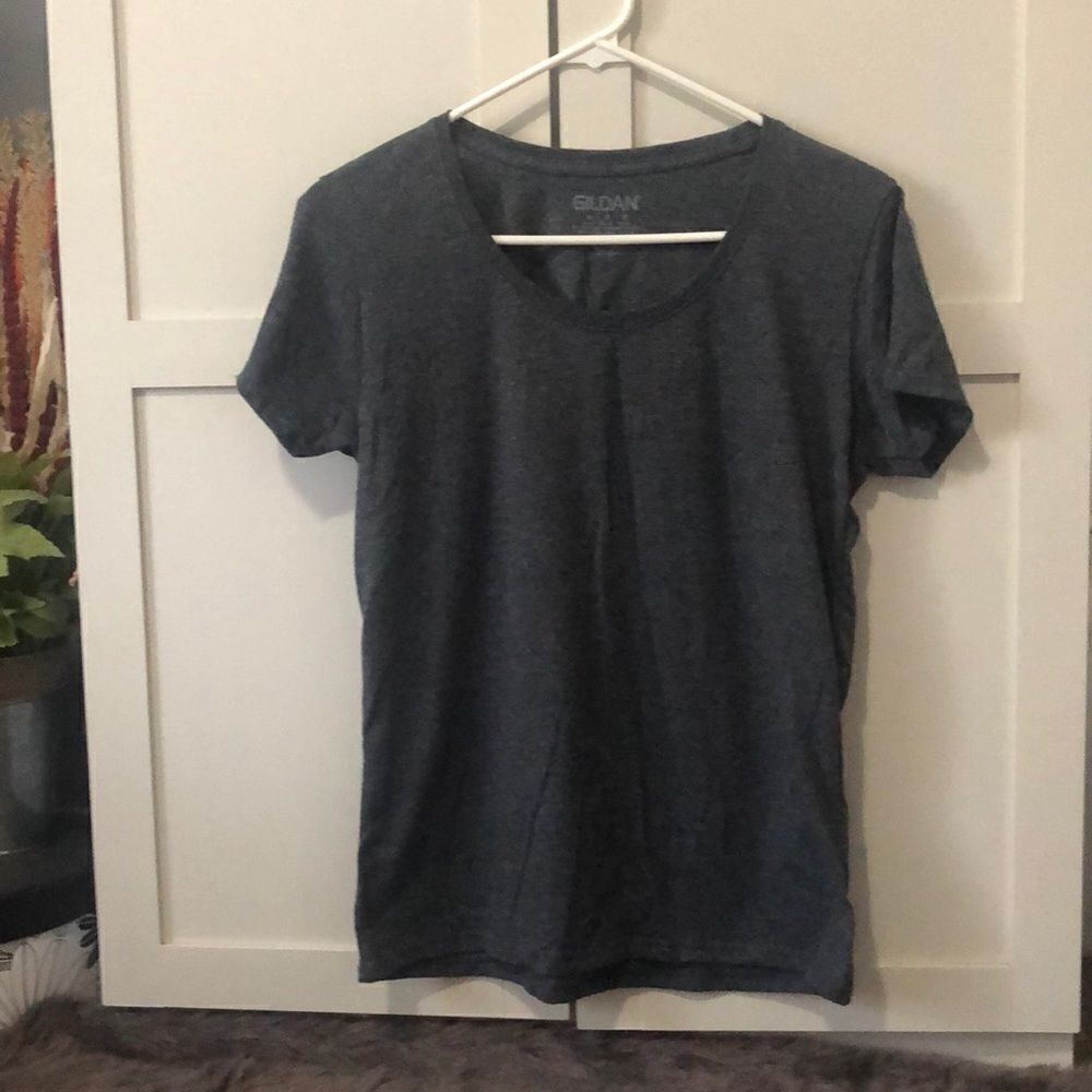 Women’s medium Gray basic gildan  short‎ sleeve top scoop neckline  0027
